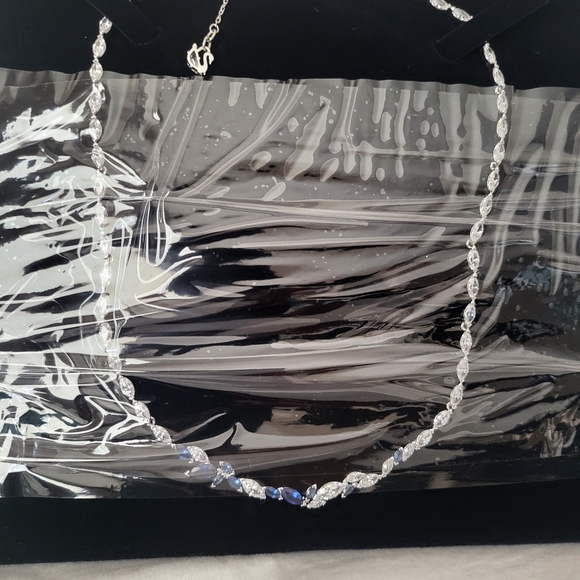 GENUINE Swarovski necklace and matching earrings - Picture 5 of 5